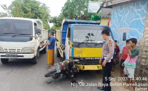 Kecelakaan di Bettet, Sepeda Motor Hantam Mobil Dump Truck Pengangkut Sirtu
