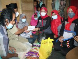 Hj. Sri Nilawati Syafi’i Memberikan Bantuan Kepada Balita Penderita Stunting