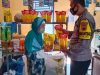 Bhabinkamtibmas Polres Pekalongan Monitoring Ketersediaan Minyak Goreng di Sejumlah Pasar