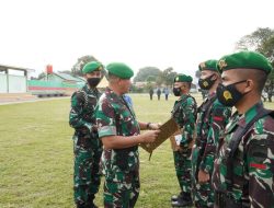 Brigjen TNI Purmanto Berikan Penghargaan Langsung Kepada Prajurit yang Berprestasi