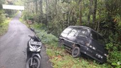 Mobil Jenis Minibus Di Tinggal Oleh Pemiliknya Di Pinggir Jalan Desa Sawangan Kecamatan Punggelan