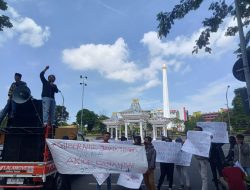 Aliansi LSM Demo Soal Dana Hibah di Depan Kantor Gubernur Jatim
