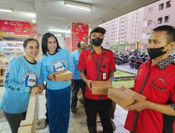 Perempuan Relawan Erick Thohir (ETOR) Bagikan Nasi Kotak Puasa di Kalibata