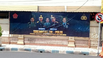 Polres Pamekasan Bersama Kodim 0826, Melakukan Pemasangan Baliho Sinergitas TNI-POLRI Menuju Pemilu Damai