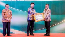 Wakil Bupati H. Sukriyanto menerima penghargaan Inotek Award 2025 dari Wakil Gubernur Jawa Timur, Emil Elestianto Dardak di Hotel Mercure Surabaya Grand Mirama, Kamis (13/11/2025).